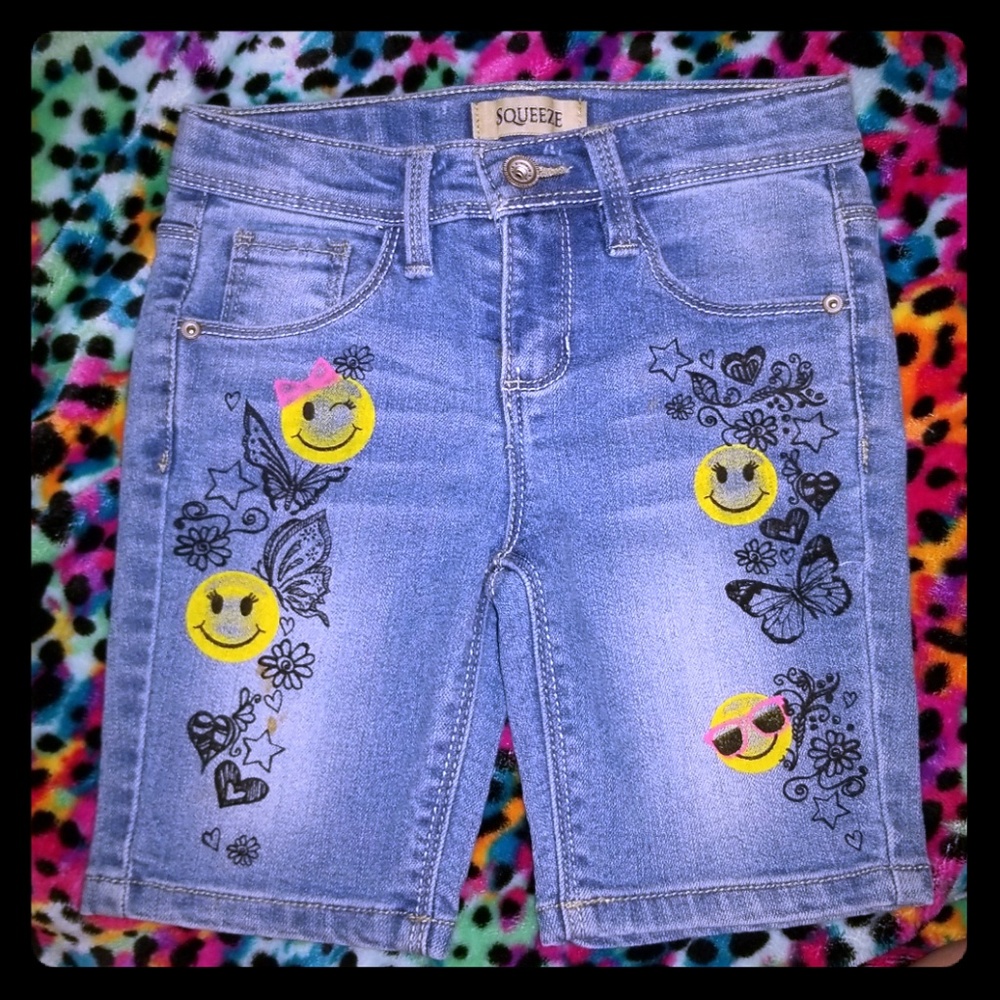GIRLS SIZE 5 CAPRIS W/ EMOJI PRINT